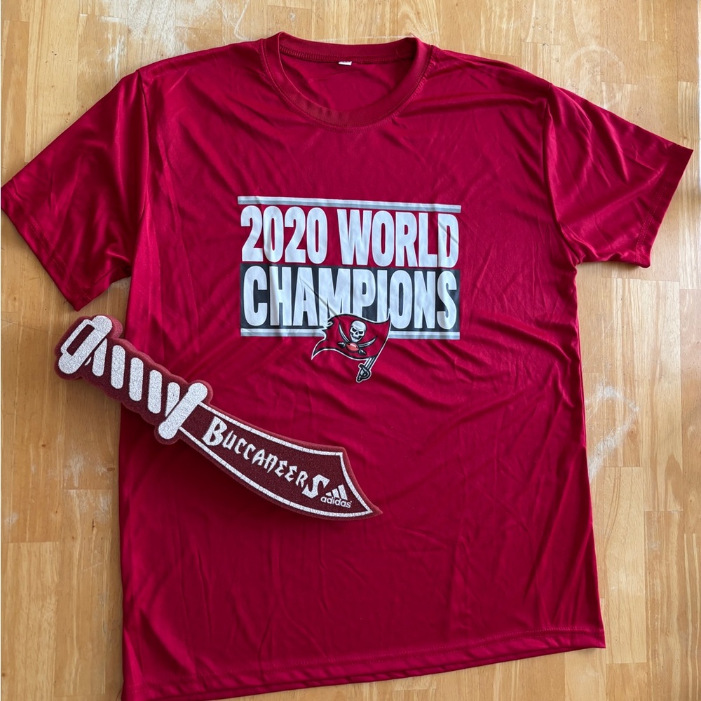 Tampa Bay Buccaneers T-Shirt with Foam Sword